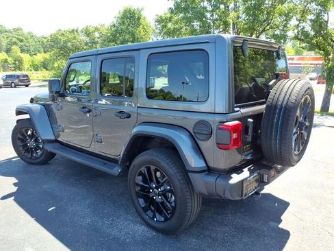 Used 2025 Jeep Wrangler Unlimited Sahara AWD/4WD image 17