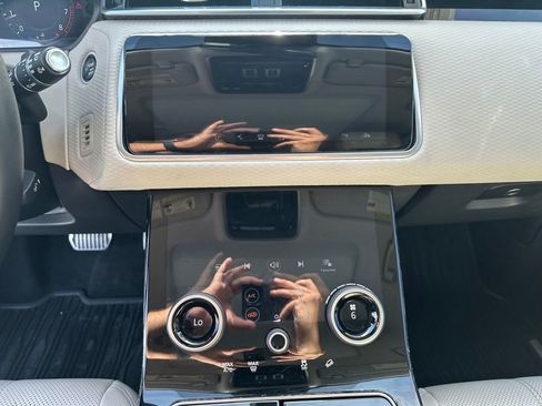 Used 2018 Land Rover Range Rover Velar R-Dynamic SE AWD/4WD image 21