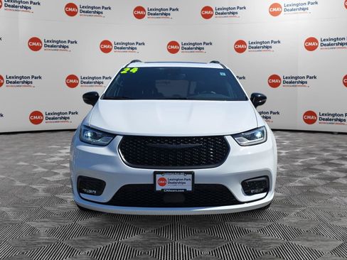 Used 2024 Chrysler Pacifica Limited w/ Uconnect Theater Family Group image 2