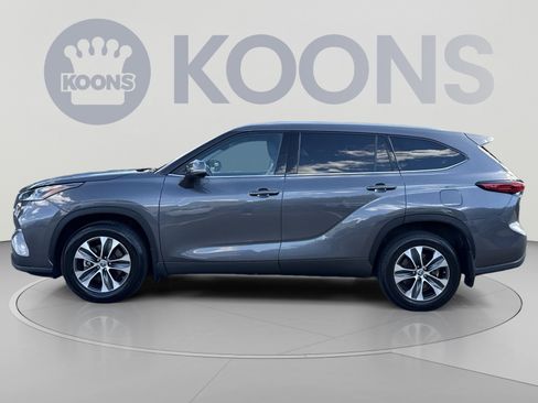 Used 2022 Toyota Highlander XLE AWD/4WD image 2