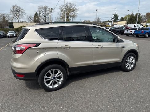 Used 2017 Ford Escape SE w/ Equipment Group 201A image 4