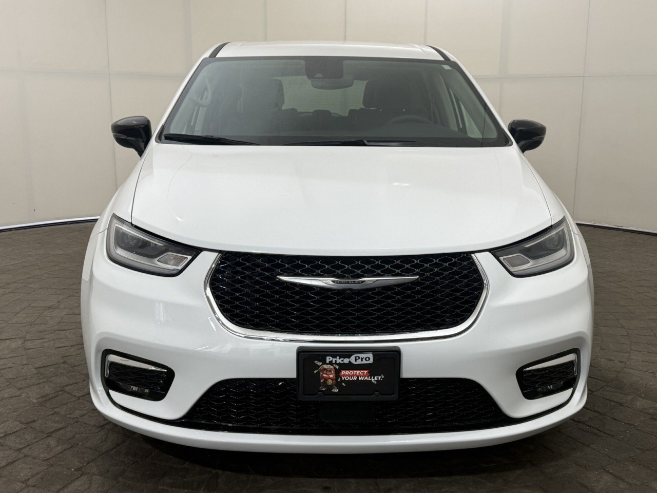 Used 2024 Chrysler Pacifica Limited FWD image 2