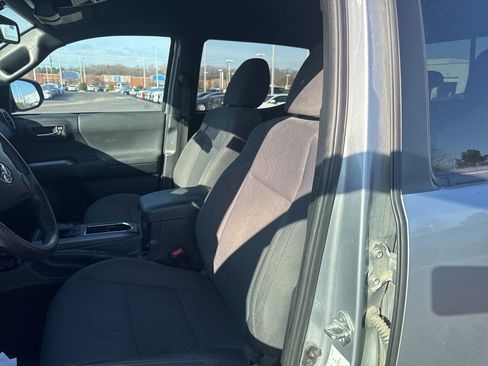 Used 2017 Toyota Tacoma TRD Sport w/ Tow Package (A/T) image 4