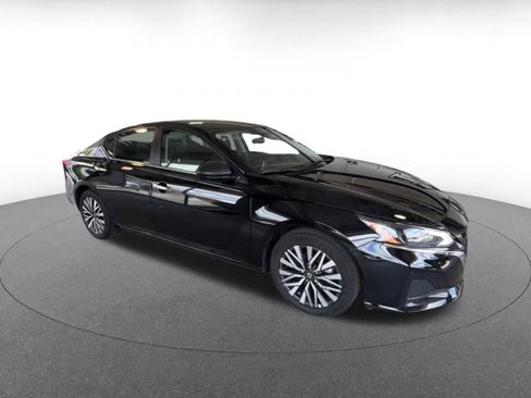 Used 2025 Nissan Altima 2.5 SV FWD image 2
