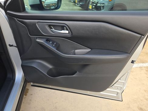 Certified 2025 Nissan Rogue SV FWD image 29