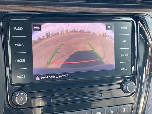 Used 2022 Volkswagen Passat 2.0T image 10