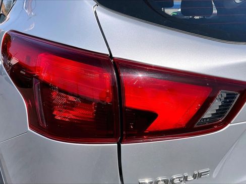 Used 2019 Nissan Rogue Sport S image 30