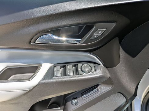 Used 2018 Chevrolet Equinox Premier FWD image 22