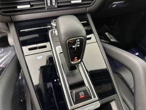 Certified 2023 Porsche Cayenne Platinum Edition image 33