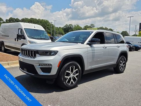 Used 2025 Jeep Grand Cherokee Limited RWD image 3