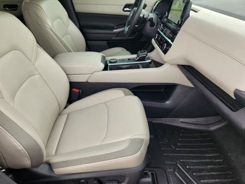 Used 2023 Nissan Pathfinder SL AWD/4WD image 14