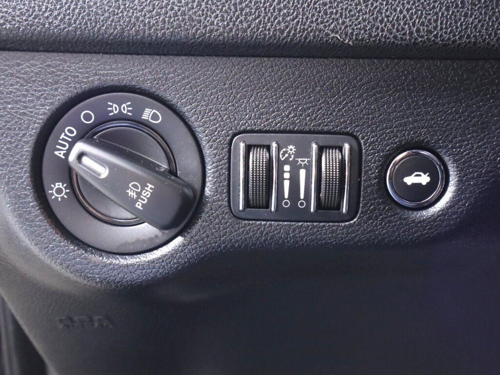 Used 2015 Dodge Charger R/T RWD image 10