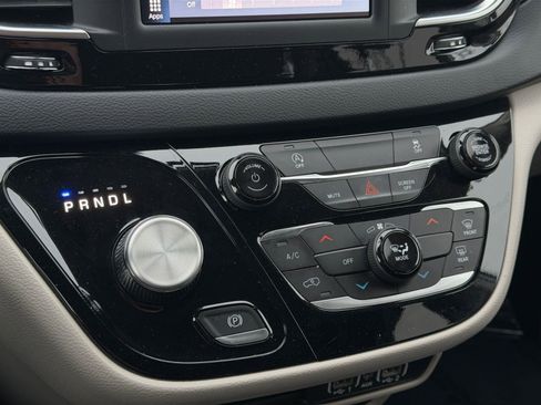 Used 2022 Chrysler Voyager LX image 29