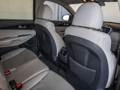 Used 2019 Kia Sorento LX image 43