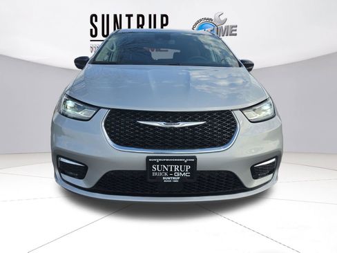 Used 2024 Chrysler Pacifica Touring-L image 9