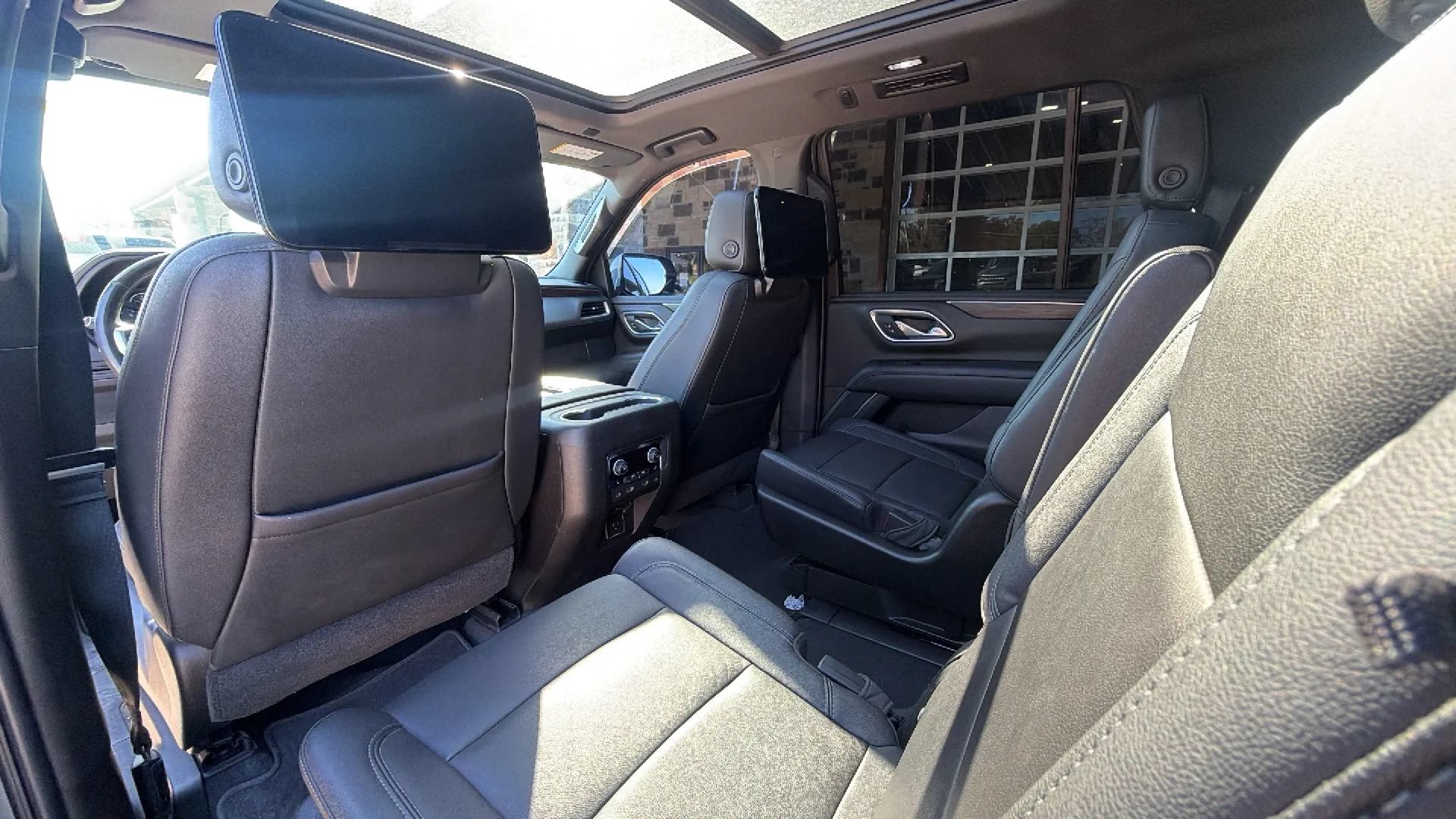Used 2021 Chevrolet Tahoe Z71 w/ Luxury Package AWD/4WD image 11
