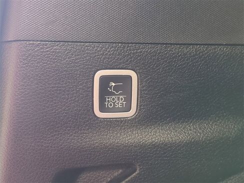 Used 2023 Jeep Wagoneer L Series III w/ Premium Group I image 15