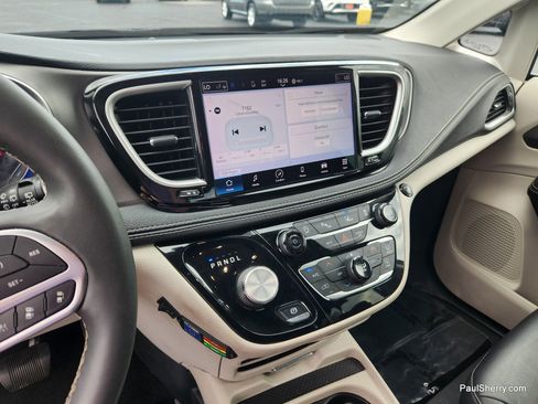 Used 2022 Chrysler Pacifica Touring-L FWD image 41