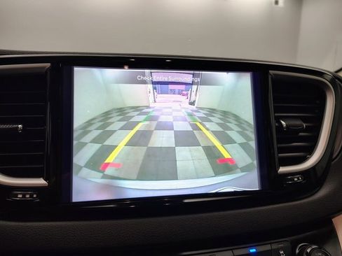 Used 2024 Chrysler Pacifica Touring-L FWD image 3