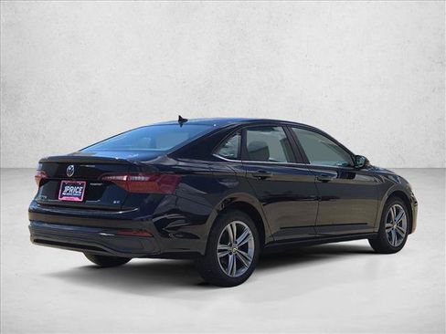 Used 2024 Volkswagen Jetta SE FWD image 5