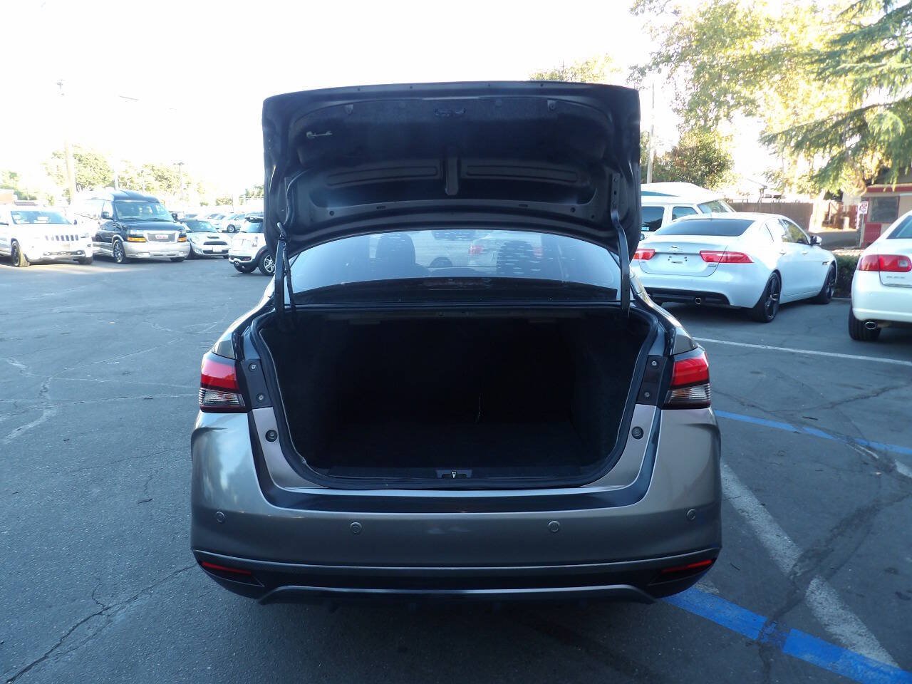 Used 2020 Nissan Versa SV FWD image 11