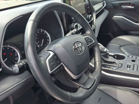 Used 2024 Toyota Highlander XLE AWD/4WD image 29