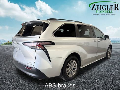 Used 2024 Toyota Sienna XLE FWD image 6