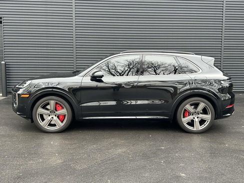 Certified 2025 Porsche Cayenne Turbo image 2