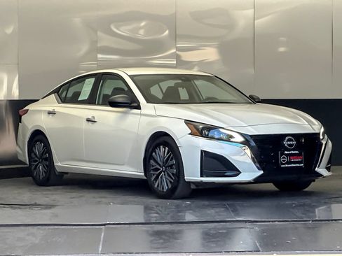 Used 2025 Nissan Altima 2.5 SV FWD image 1