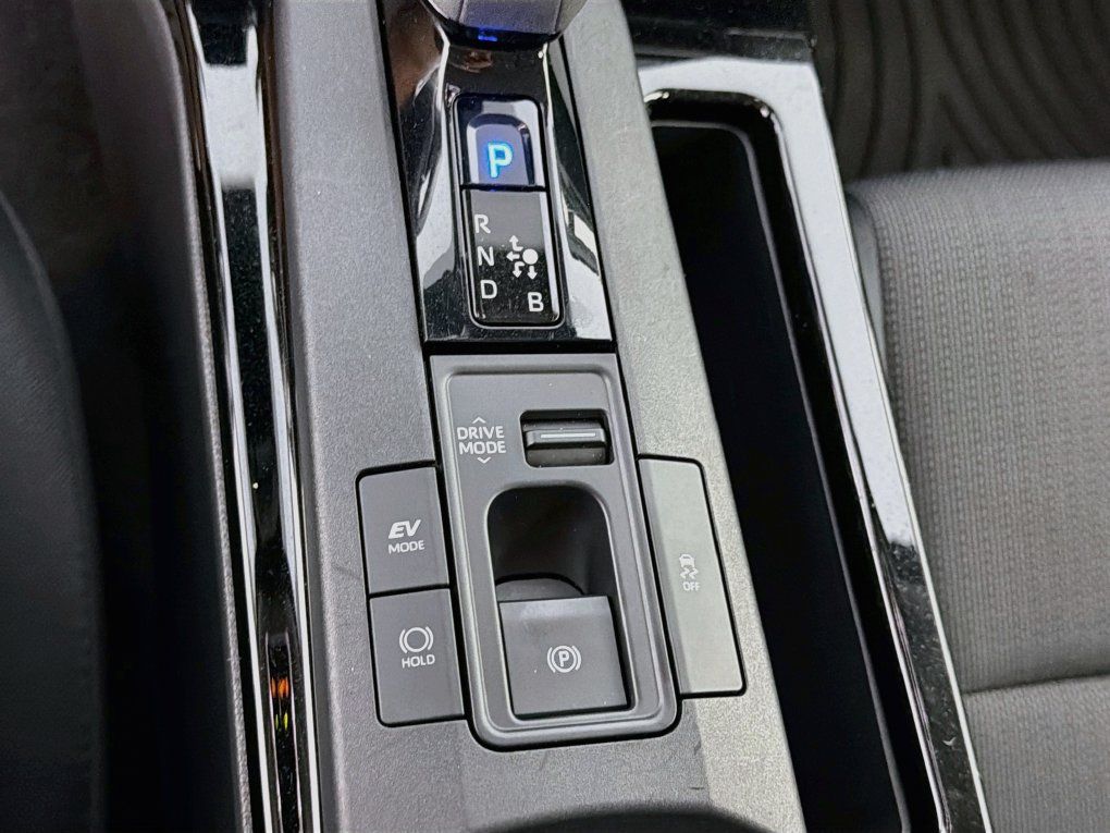 Used 2025 Toyota Prius LE FWD image 22