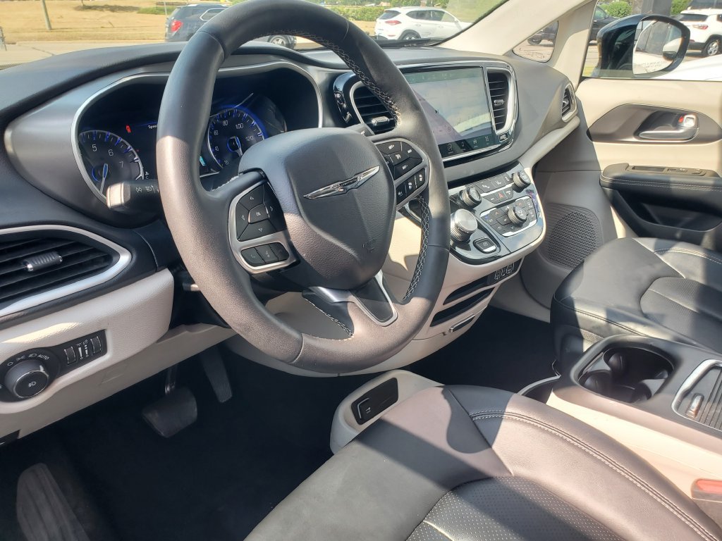 Used 2024 Chrysler Pacifica Touring-L FWD image 11