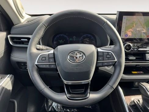 Certified 2025 Toyota Highlander Platinum AWD/4WD image 34