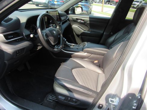 Used 2024 Toyota Highlander XSE FWD image 12