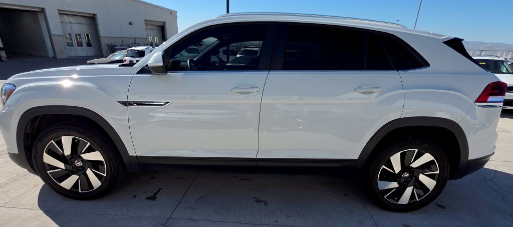 Used 2024 Volkswagen Atlas Cross Sport SE w/ Panoramic Sunroof Package FWD image 6