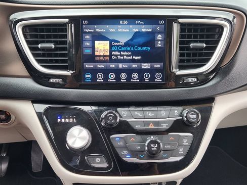 Used 2019 Chrysler Pacifica Touring-L w/ Advanced Safetytec Group FWD image 13