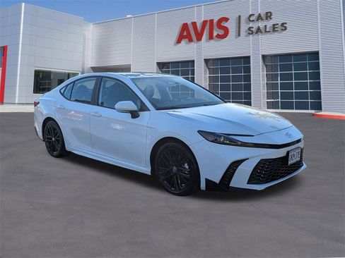 Used 2025 Toyota Camry SE image 3