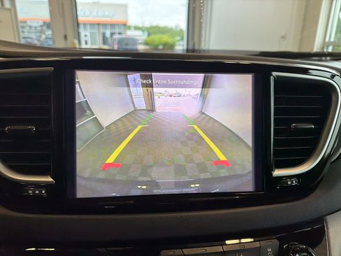 Used 2023 Chrysler Pacifica Touring-L FWD image 27