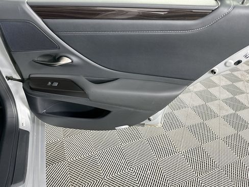 Used 2019 Lexus ES 300h image 30
