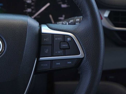 Used 2023 Toyota Sienna XLE FWD image 18