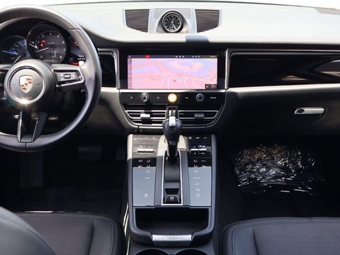Certified 2024 Porsche Macan AWD/4WD image 20