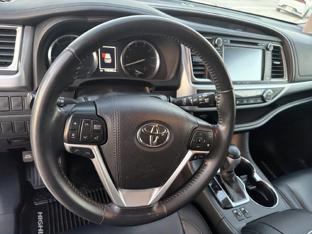 Used 2019 Toyota Highlander XLE AWD/4WD image 16