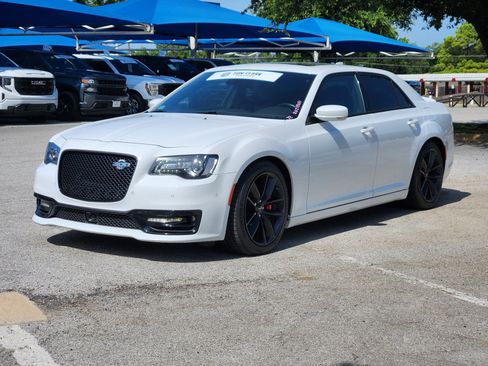Used 2023 Chrysler 300 C RWD image 2
