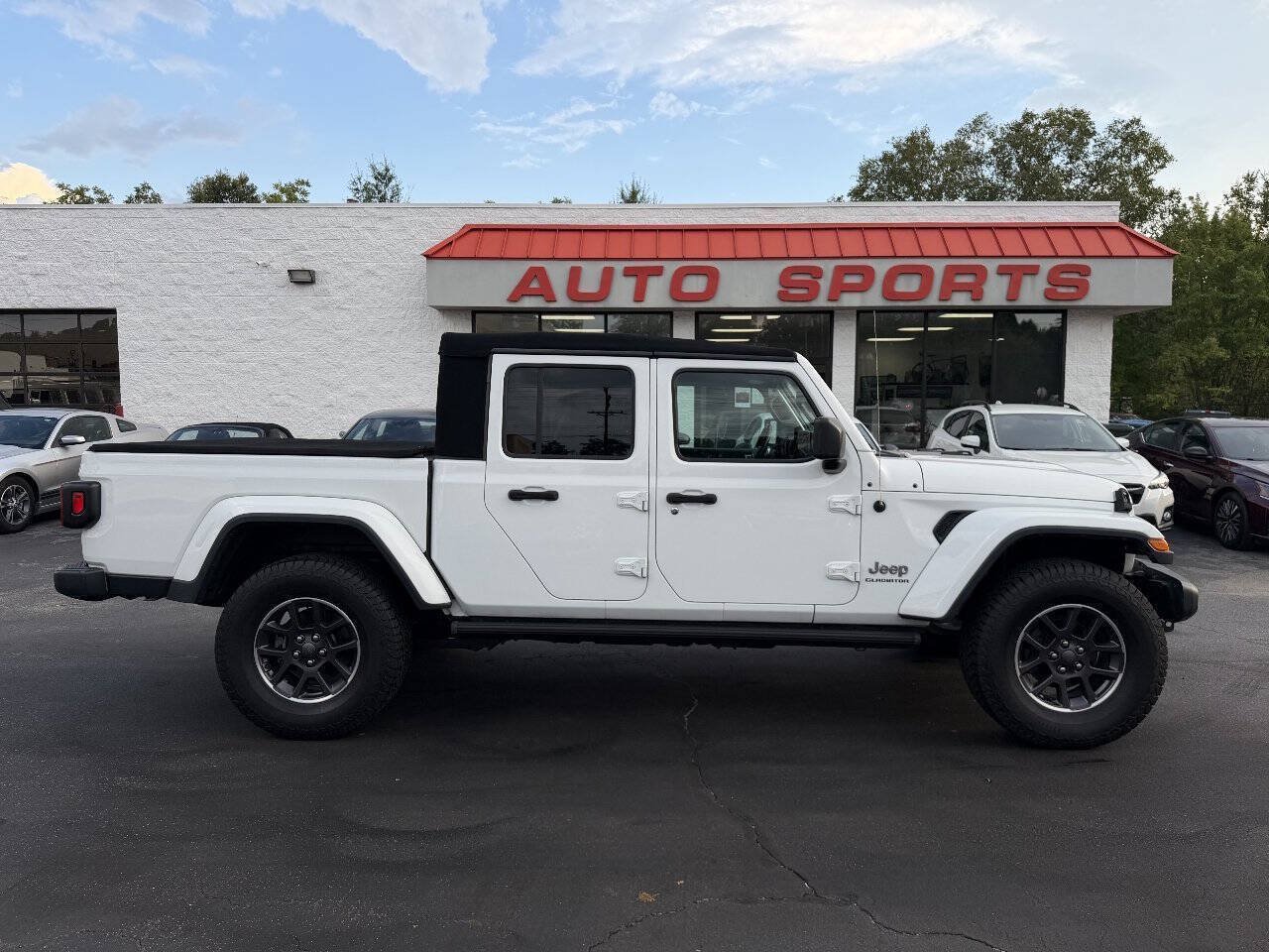Used 2020 Jeep Gladiator Overland w/ Cold Weather Group AWD/4WD image 4