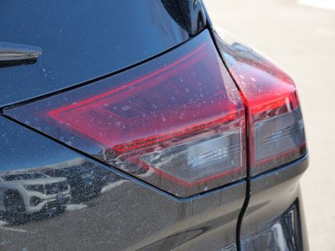 Used 2025 Nissan Rogue SL w/ Tech Package image 17