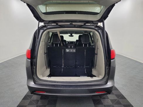 Used 2020 Chrysler Voyager Lxi FWD image 29