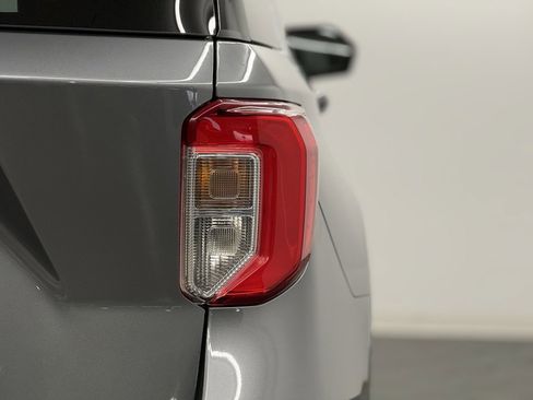 Used 2022 Ford Explorer XLT w/ Equipment Group 202A image 7