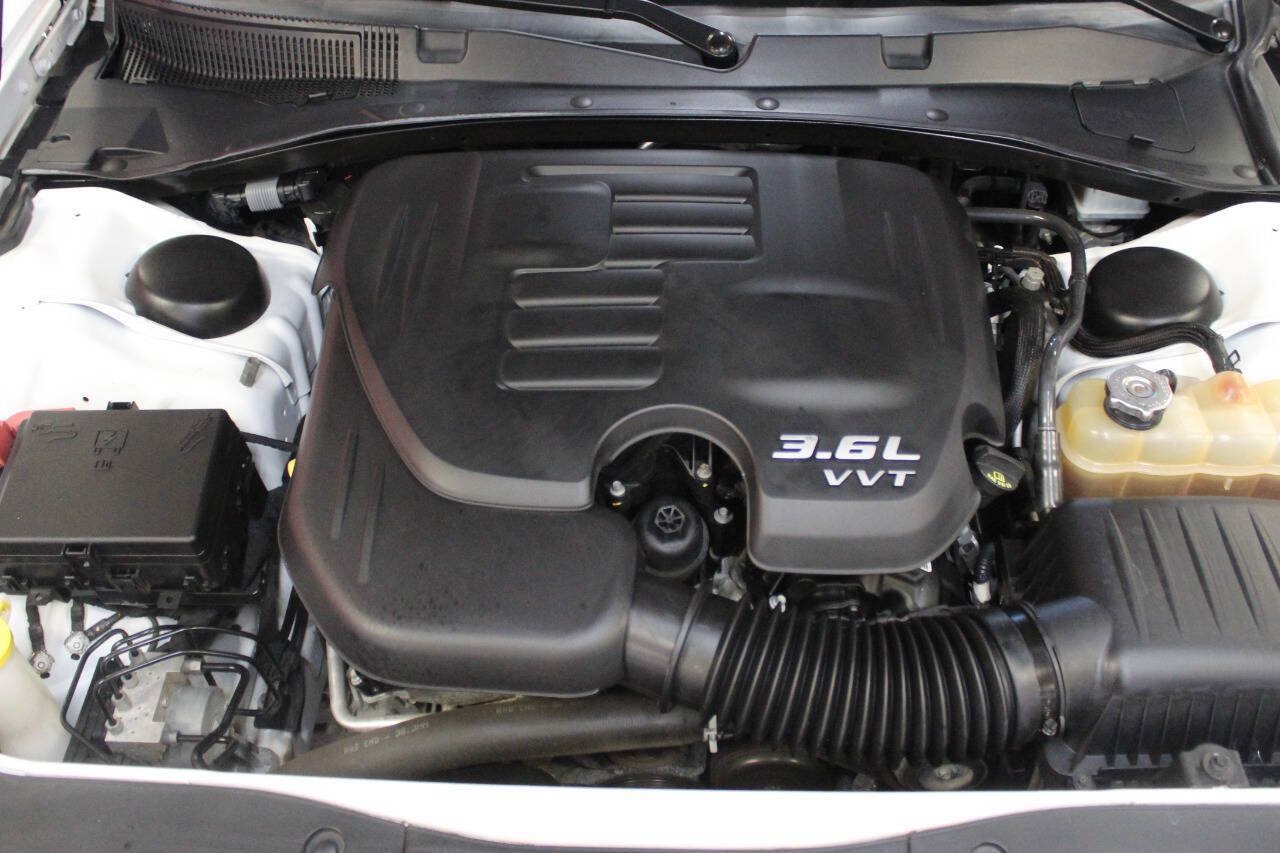 Used 2019 Dodge Charger SXT RWD image 8