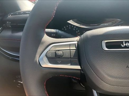 Used 2025 Jeep Compass Trailhawk w/ Trailhawk Convenience Group AWD/4WD image 16