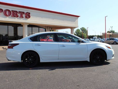 Used 2017 Nissan Altima 2.5 SR w/ Midnight Edition Package FWD image 3