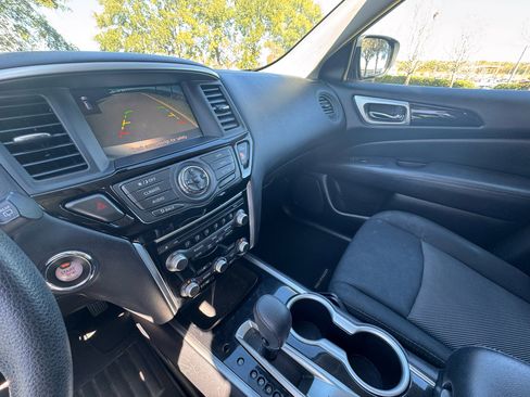 Used 2019 Nissan Pathfinder S image 26